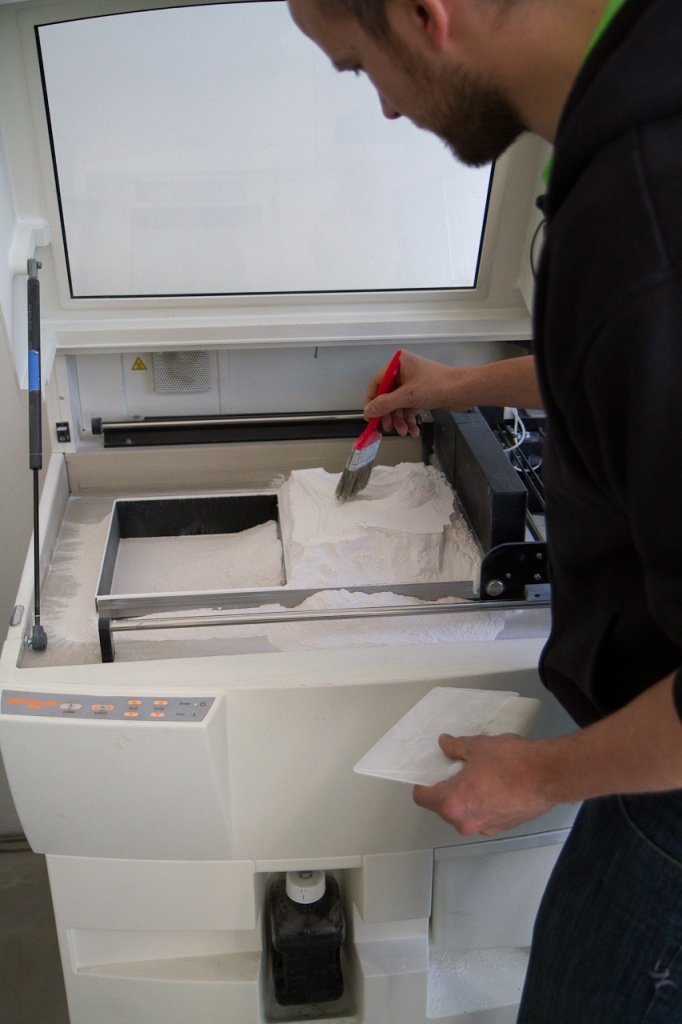 Das Modell im 3D Gipsdrucker ist fertig und wird wie bei einer Ausgrabung freigepinselt
