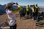 Tag 2 Erste Rennetappe: Enduro ist auch Gemeinsamkeit - die Teilnehmer genießen die Aussicht