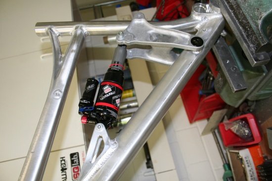 Rock Shox Monarch RC3 in einer CNC gefrästen, gestrahlten Wippe im Prototypen