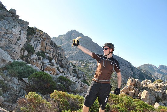 Affenmann mit Banane auf Berg