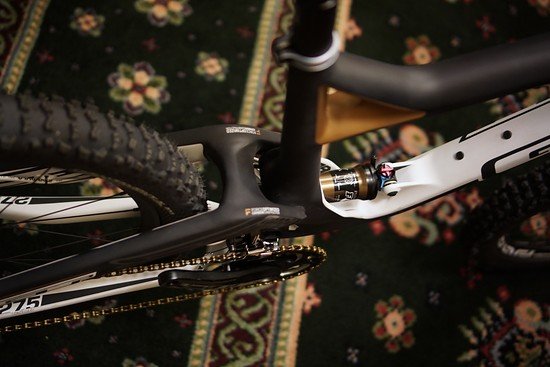 Die Sitzstreben fallen groß aus und sorgen für Steifigkeit