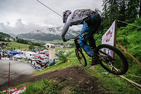 Der Bikepark Tirol überzeugt mit einer optimalen Infrastruktur, viel Platz für Fahrerlager und Expo-Area und vor allem mit einem reibungslosen Transport der Teilnehmer mittels der modernen Umlaufbahn.