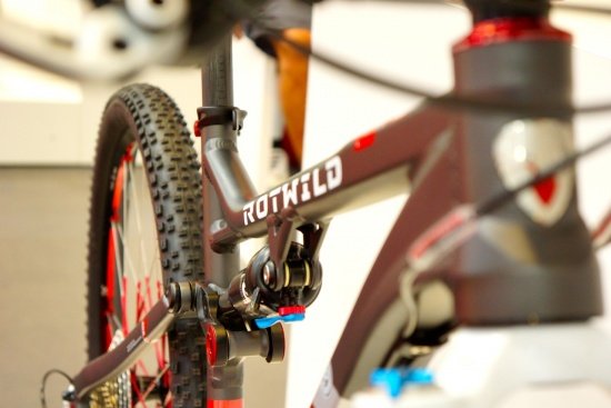 Auffällig groß dimensionierter Drehpunkt am XC-Bike