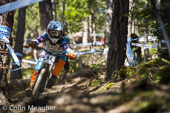 Hartschalenprotektoren für den Oberkörper kommen wieder in Mode? Austin Warren zeigt wie sie zu tragen sind.