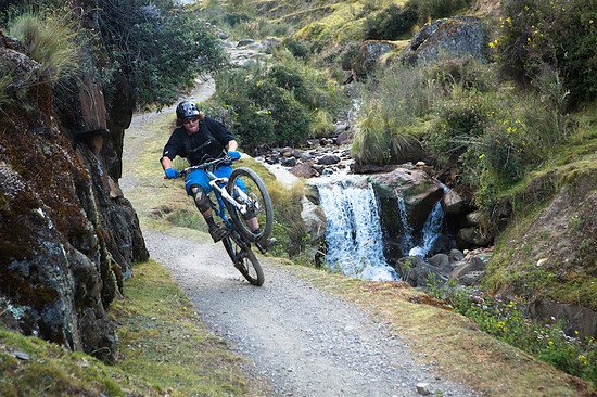 Nachdem wir die ewig lange Abfahrt hinter uns hatten, ging es auf diesem alten Inca-Trail bergab.