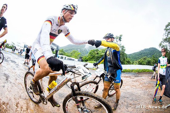 Steffen Thum gibt Simon Gegenheimer die Faust nach geglückter Quali.