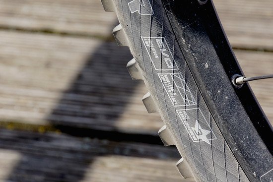 Viele Akronyme, klare Einteilung: Leichte Seitenwand, hartes Gummi