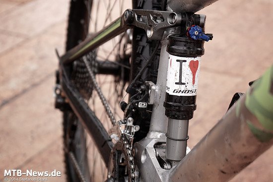 Ein X-Fusion Dämpfer im Heck, der ebenfalls wenig mit der Serienspezifikation zu tun hat