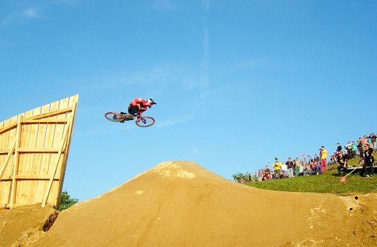 Brandon Semenuk springt sich warm