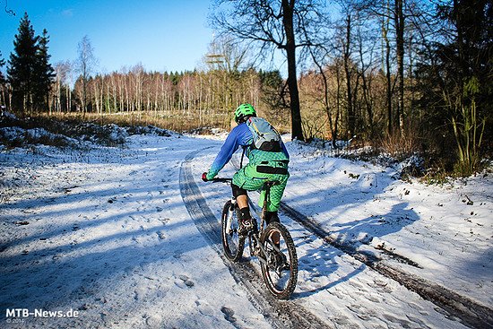 Der steile Sitzwinkel und die absenkbare Gabel sorgen für eine passende Kraftentfaltung am Berg. Hinzu kommt eine gut funktionierende Hinterbaukinematik...