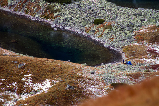 Das Zelt von oben. Daneben der kristallklare See.