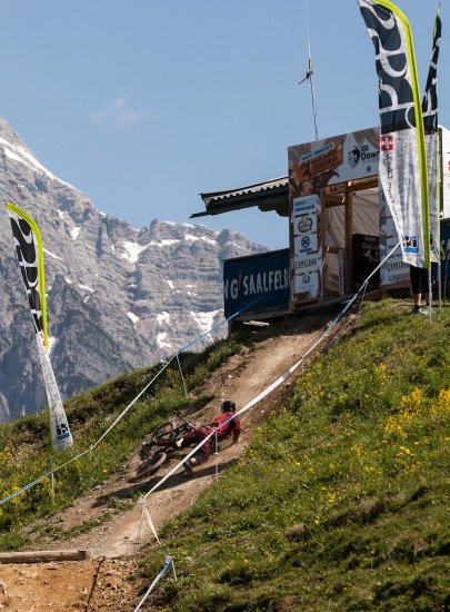 10 Trainingslauf - Sturz am Start IXS EDC Leogang 2012