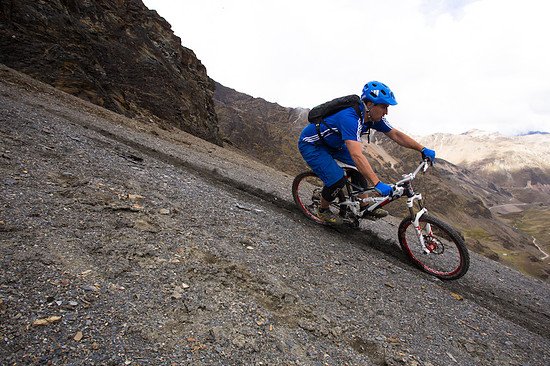 Niki auf dem langen Weg vom Gipfel bis hinunter ins Tal.