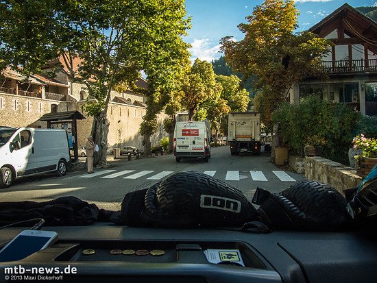 Lange Auffahrt durch Bergdörfer