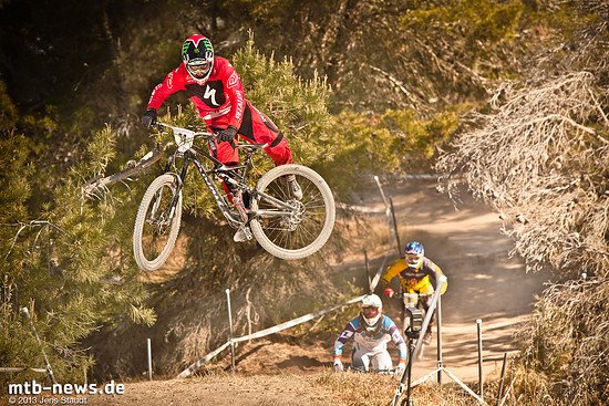 Mitch Ropelato bereitet das Enduro 29&quot; vor den Produktshot in der Luft vor.