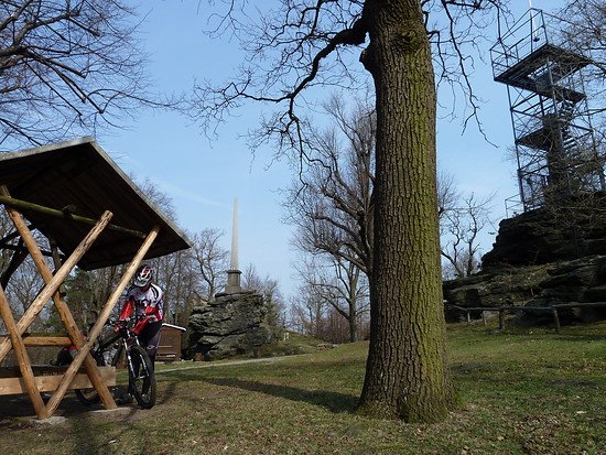 oben. obelisk und turm