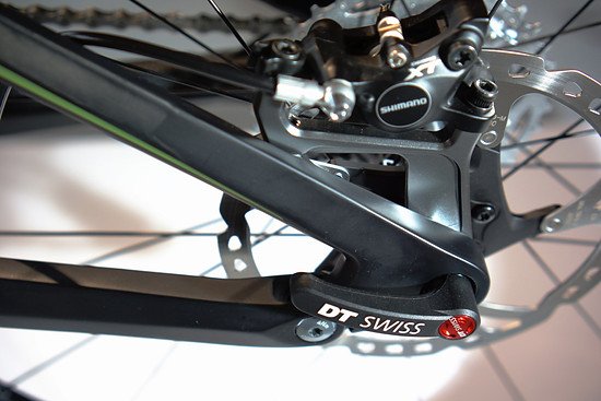 Die Bremskräfte werden teils in die Achse eingeleitet