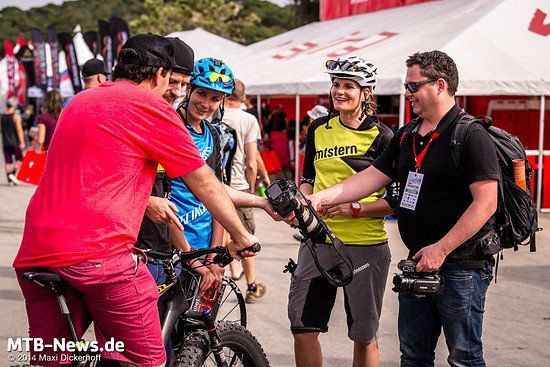 Wir bespaßen SRAM..... Simon Ciatti mit lustigen Bildern vom Vorabend.