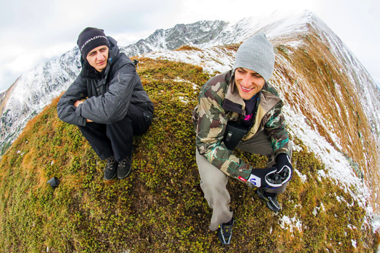 Johny und Peter auf dem Bergkamm.