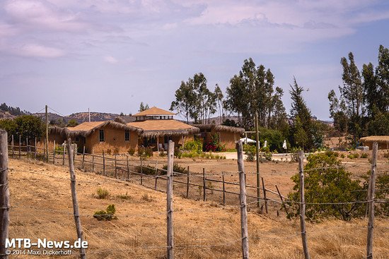 Hier und da tauchten ansehnliche Anwesen mitten in der Wildnis auf.
