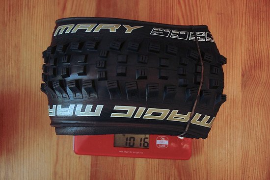 Für nochmals 180g mehr gibt es die Super-Gravity-Karkasse, die auch besser schlauchlos gefahren werden kann.