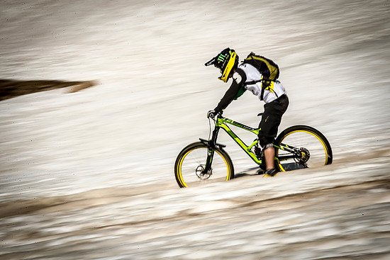 Besonders markant ist der Startsektor, der vor allem auf Schnee stattfindet. Wer hier vorne liegt, hat beste Chancen. Jerome Clementz macht's vor.