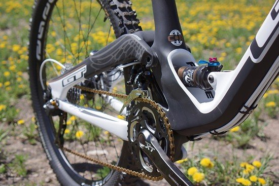 Farblich durchgezogenes Konzept, integrierter Dämpfer