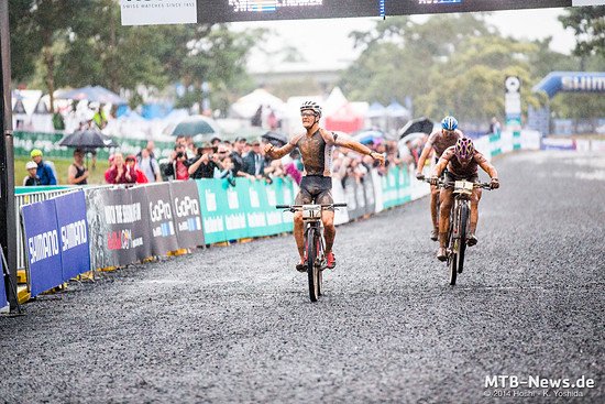 Überraschenderweise gewinnt aber keiner der beiden sondern der Youngster Samuel Gaze.