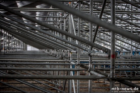 Unter den massiven Stahlkonstruktionen der Tribünen