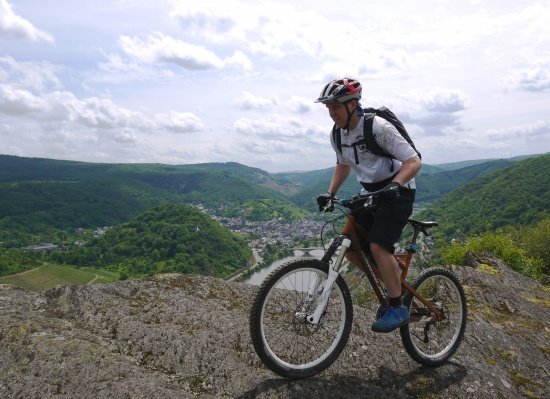 Chris auf Steinplatten