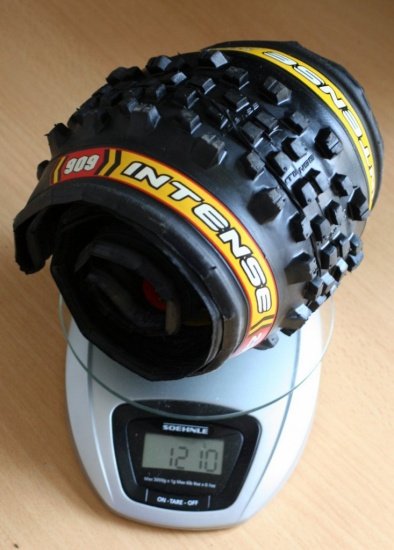 Intense 909 2,35 Sticky Rubber