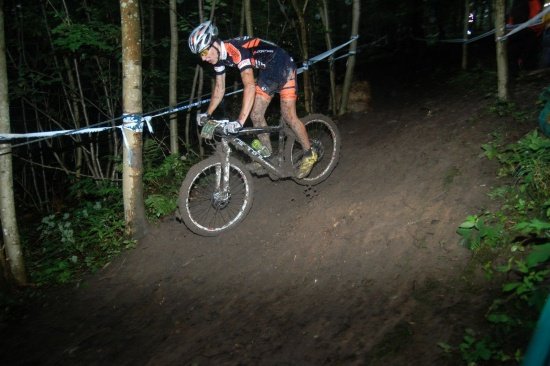 Im rutschigen Bullendownhill