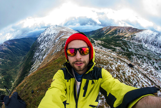 Sakso mit einem "selfie" vor atemberaubender Kulisse.