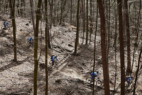 "Achtung am Bahnsteig, Zug fährt durch"