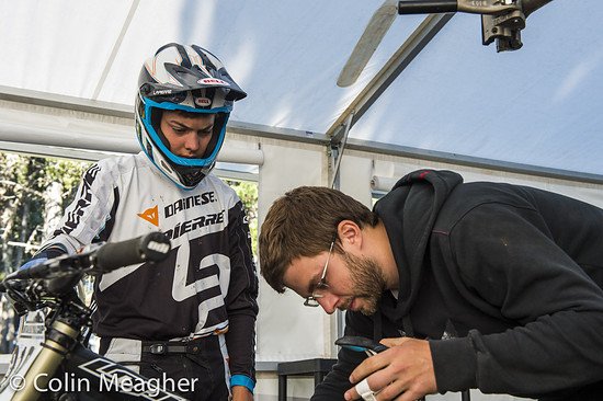 Feineinstellungen auch am Bike von Loris Vergier