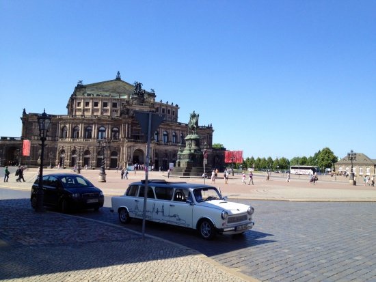 Dresden Semperoper und Trabi