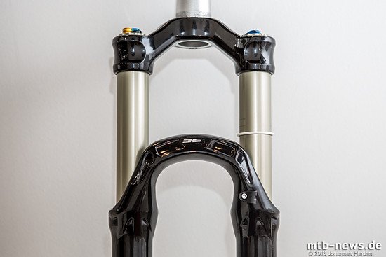 Abfräsungen an der Krone und ein schlankes Magnesium-Casting: Formula setzt auch bei den langhubigen Gabeln auf Leichtbau