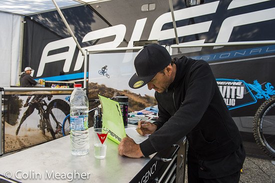 Lapierre-Mechaniker Jack - möglicher Weise einer der witzigsten Zeitgenossen im World Cup - kontrolliert das set-up an Loic Bruni's Bike