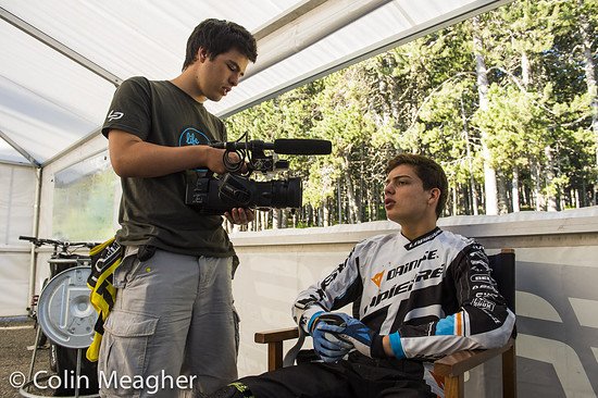 Wer ist Loris Vergier? Der französische Junior-Meister gibt seinen Kommentar zu einem Film namens "Life on Wheels" von Creative Concepts / Aaron Bartlett ab.