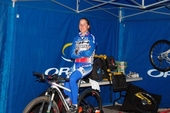 Julie Bresset beim Warmfahren 