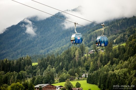 Mit den Gondeln geht es flott den Berg hinaug