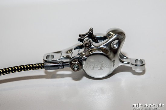 Die Bremszange der Formula R1 Racing ist nur leicht verändert worden: Verbesserte Kolben und neue Dichtungen sollen dafür sorgen, dass die Kolben sich besser wieder zurück ziehen und so Schleifen reduzieren.