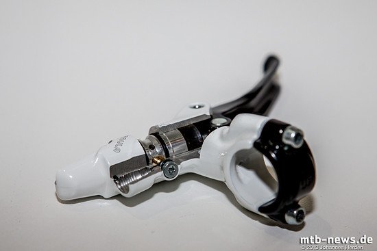 Eine höhere hydraulische Übersetzung soll gleichzeitig für mehr Bremskraft sorgen und auch dafür sorgen, dass die Beläge weiter von der Scheibe weggezogen werden und so Schleifen minimiert wird