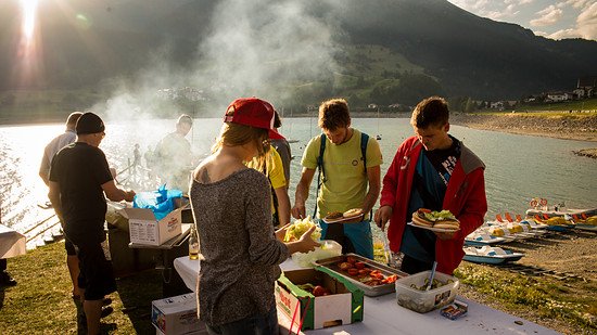Nach dem Prolog durfte genossen werden: Alutech spendierte ein feine Burger frisch vom Grill.