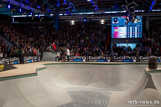 Drew Bezanson beim 30-Sekunden-Icepick: Das Finale ist sicher und dadurch Zeit für Späßchen.