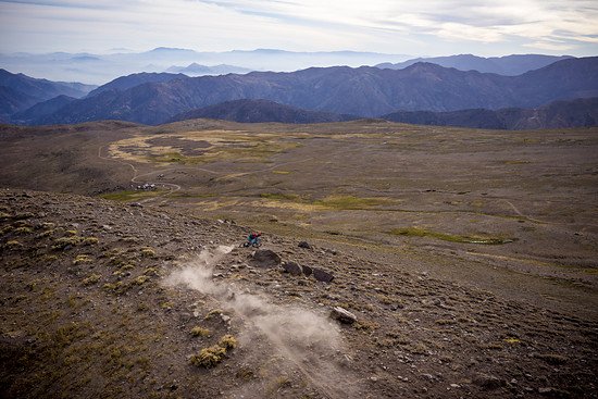La Parva – Max jagt zum Training die Trails. Markus Greber fängt ihn mit der Dohne ein- (Foto © Markus Greber/skyshot)
