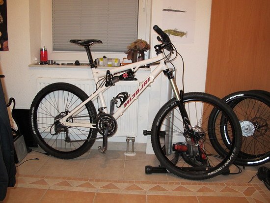 4 - oder bordeauxrot