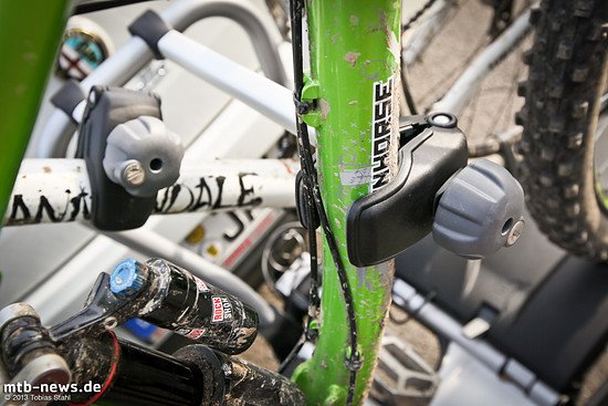 Die Gummierung auf der Innenseite der Klemmen soll Kratzer im Lack verhindern.