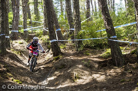 Sensation bei den Damen: Die gerade mal 20-jährige Manon Carpenter hat Rachel Atherton deutlich in die Schranken verwiesen und sich Platz 1 in der Qualifikation gesichert. Stark!