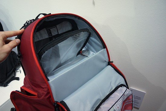 Das Zusatzfach ist von vorne oder hinten zu erreichen.